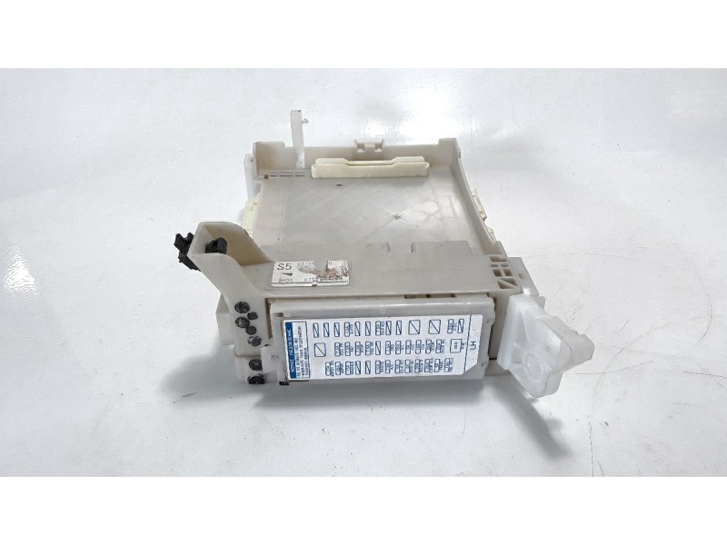 Recambio de caja reles / fusibles para toyota yaris 1.5 16v cat referencia OEM IAM 8273052K40  