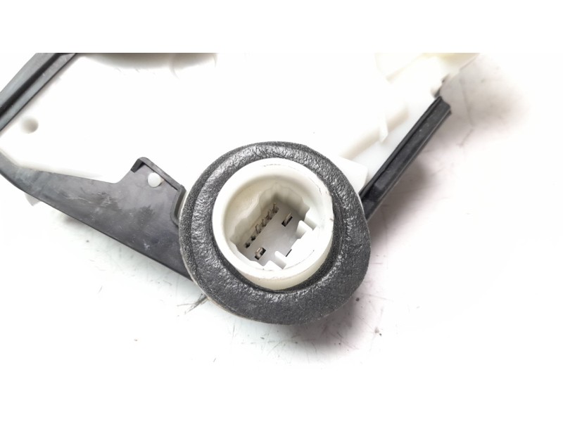 Recambio de cerradura puerta delantera derecha para toyota yaris 1.5 16v cat referencia OEM IAM 690300D550  