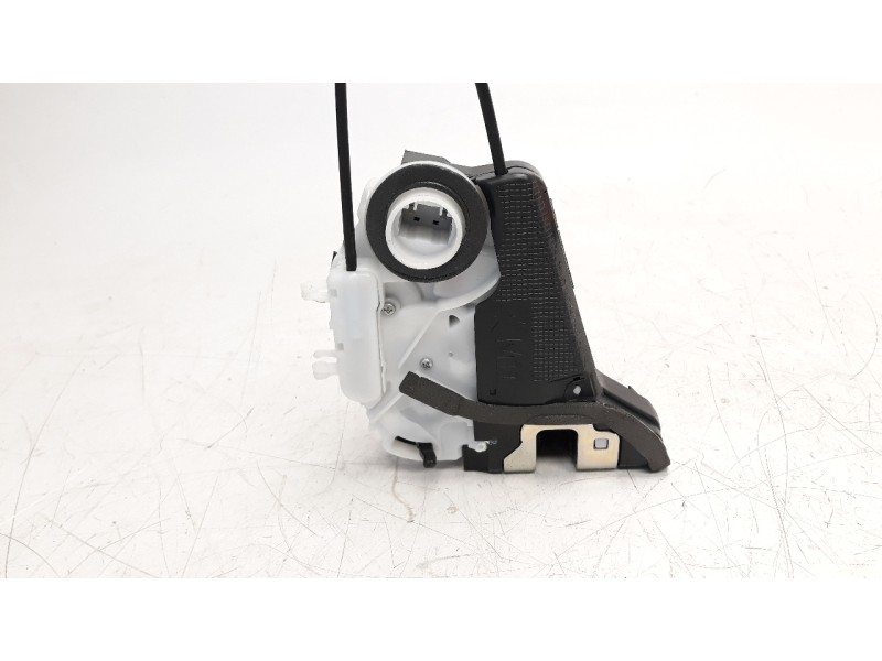Recambio de cerradura puerta trasera derecha para toyota yaris 1.5 16v cat referencia OEM IAM 02014110  