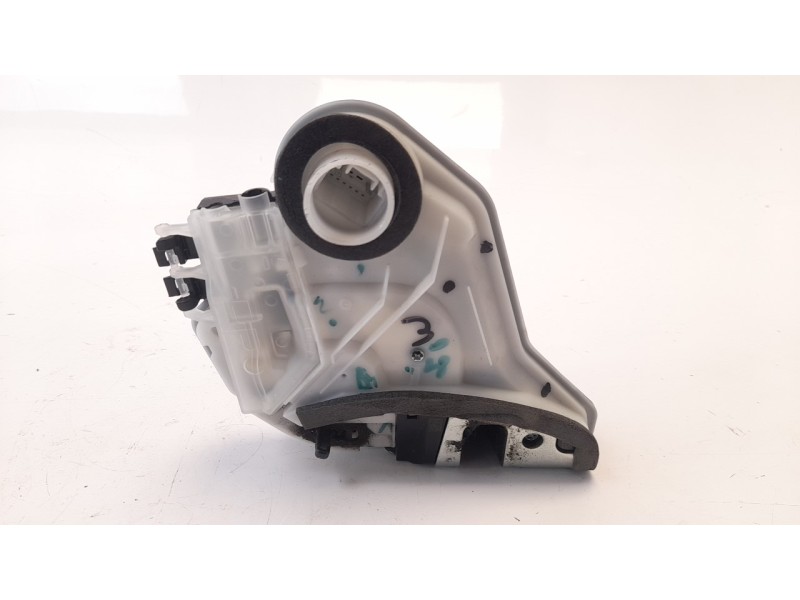 Recambio de cerradura puerta trasera derecha para toyota aygo 1.0 cat referencia OEM IAM 6905002390  