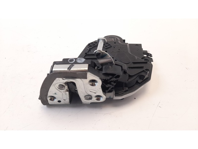 Recambio de cerradura puerta trasera derecha para toyota aygo 1.0 cat referencia OEM IAM 6905002390  