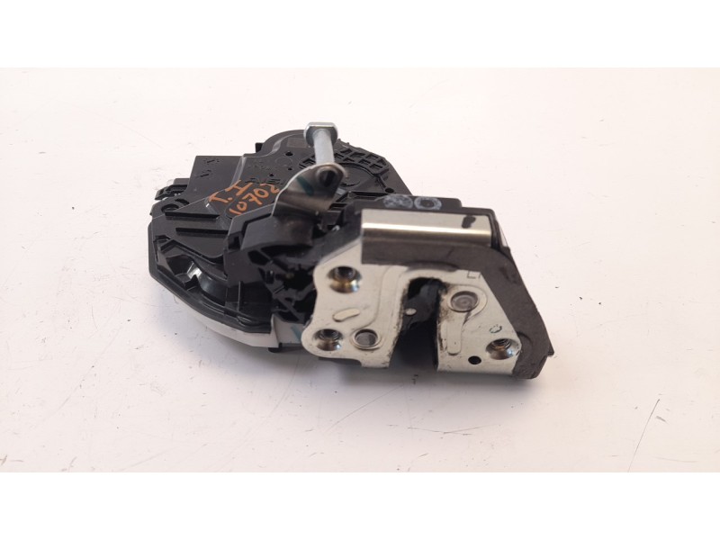 Recambio de cerradura puerta trasera izquierda para toyota aygo 1.0 cat referencia OEM IAM 6906002390  
