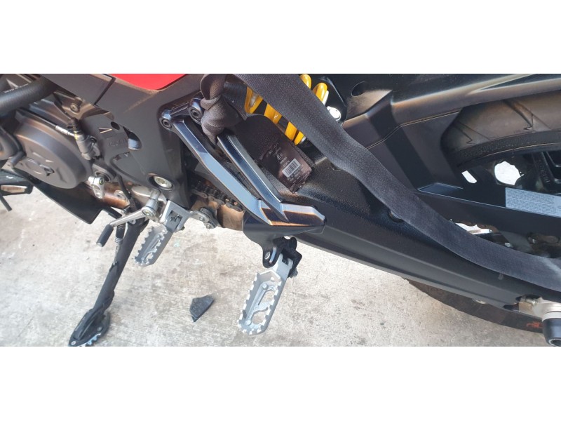 Recambio de estribera izquierda para ducati multistrada v2 referencia OEM IAM 82412631BB  
