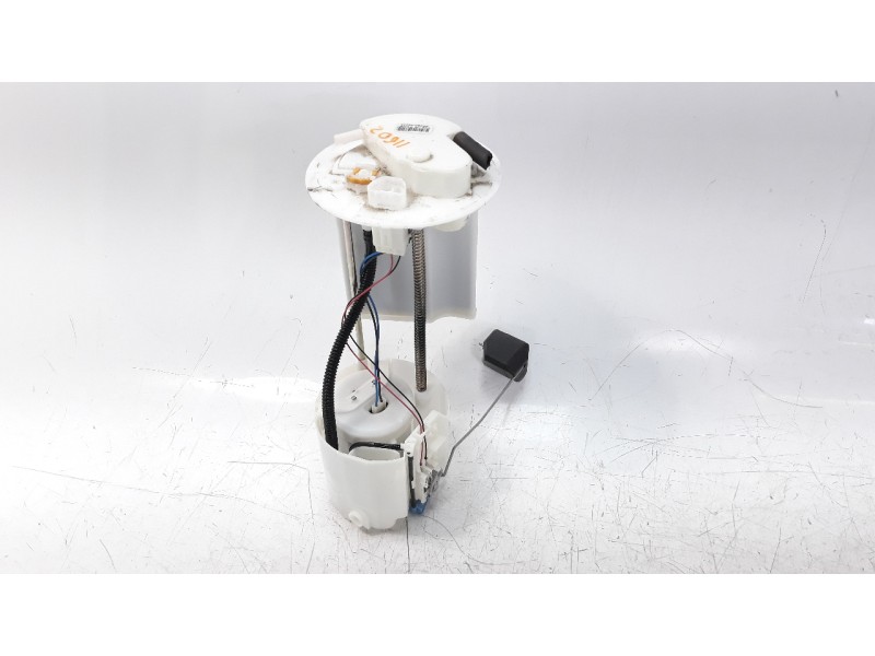 Recambio de bomba combustible para toyota yaris referencia OEM IAM 777040D090  