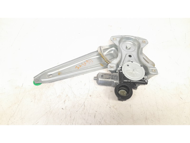 Recambio de elevalunas trasero izquierdo para toyota yaris referencia OEM IAM 698400D220  