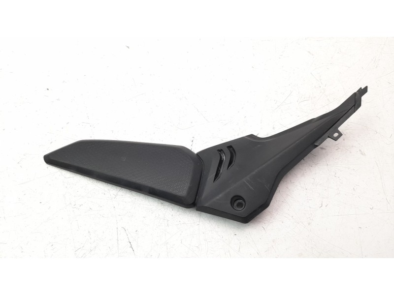 Recambio de moldura para honda cb 650r referencia OEM IAM 83611MKND500  