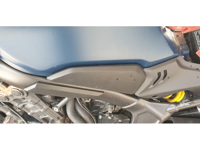 Recambio de moldura para honda cb 650r referencia OEM IAM 83611MKND500  