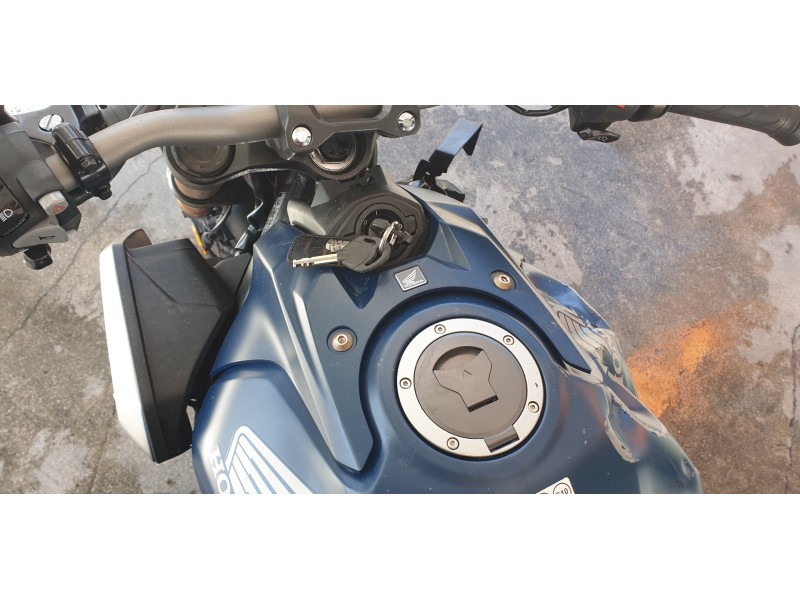 Recambio de moldura para honda cb 650r referencia OEM IAM 17571MKND500  