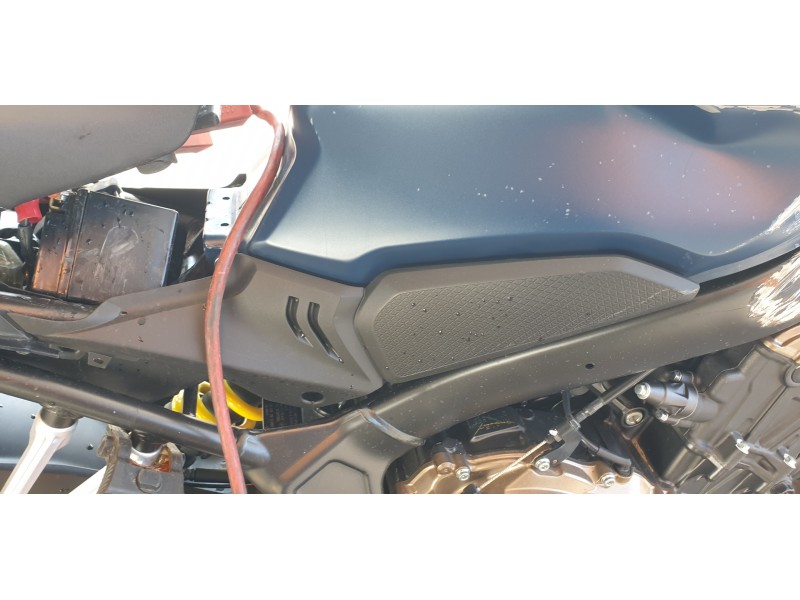 Recambio de moldura para honda cb 650r referencia OEM IAM 83511MKND500  