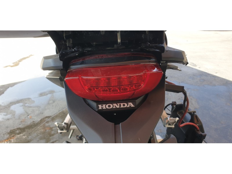 Recambio de piloto trasero central para honda cb 650r referencia OEM IAM 33701MKND51  