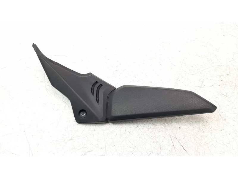 Recambio de moldura para honda cb 650r referencia OEM IAM 83600MKYD50  