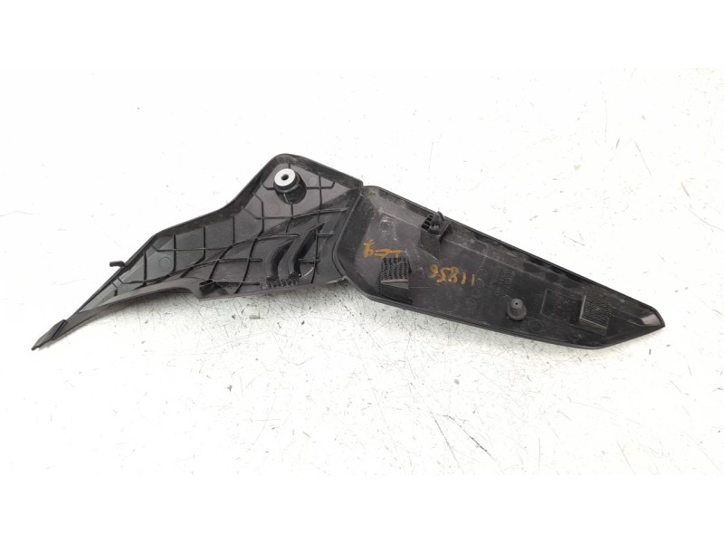 Recambio de moldura para honda cb 650r referencia OEM IAM 83600MKYD50  