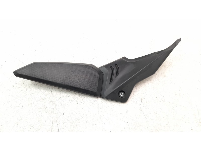 Recambio de moldura para honda cb 650r referencia OEM IAM 83500MKYD50  
