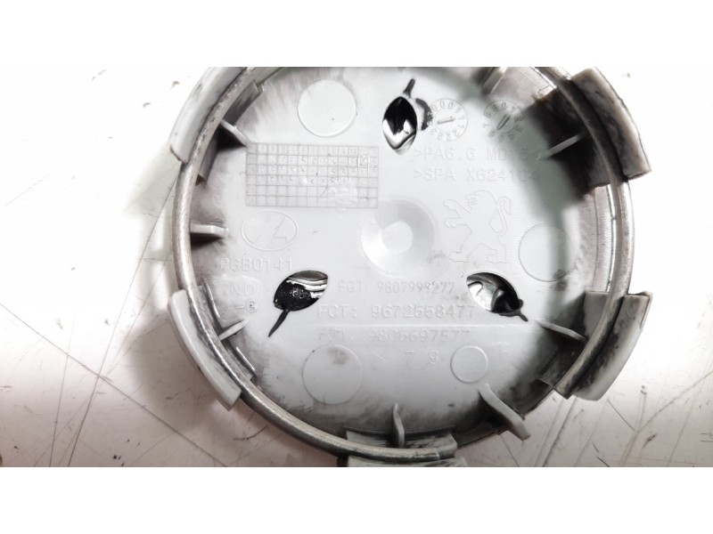 Recambio de tapacubos para peugeot 308 referencia OEM IAM 9807999277  